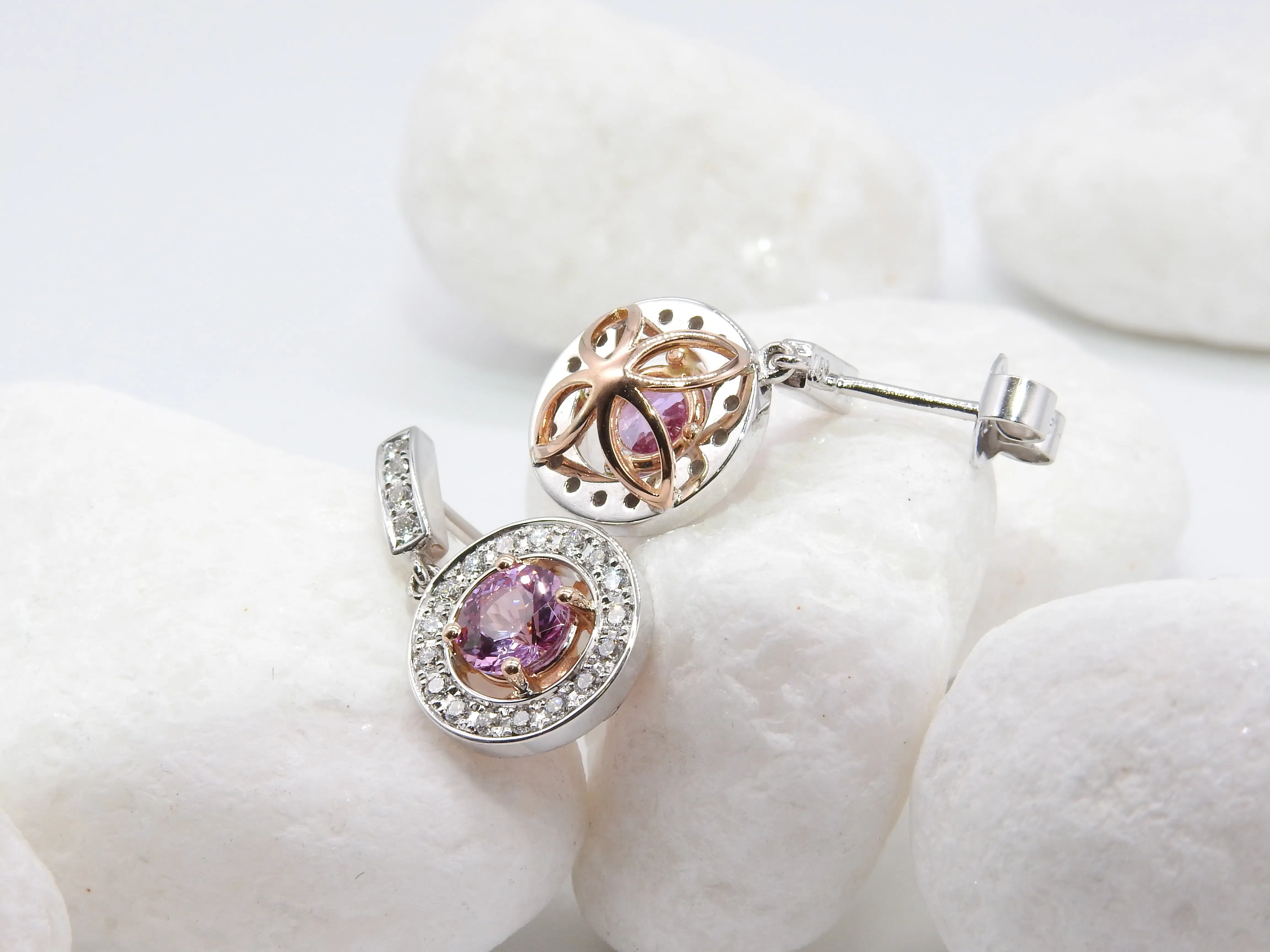 Boucles d'oreilles bicolores or rose et blanc 750, saphirs rose et diamants blanc